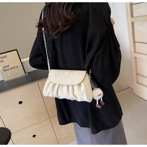 Détail du sac nuage plissé blanc cassé avec bandoulière chaîne et charm en peluche