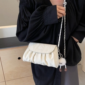 Sac bandoulière blanc plissé minimaliste avec chaîne tissée et pendentif peluche
