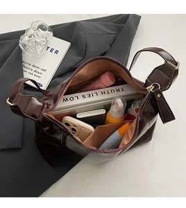 Détail du grand sac cabas marron foncé montrant l'intérieur spacieux et les compartiments