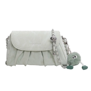Sac à bandoulière plissé vert pâle style français avec chaîne argentée et breloque