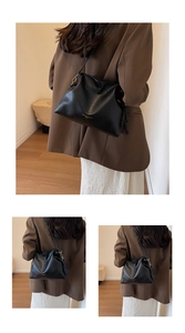 Gros plan d'un sac bandoulière noir en similicuir grainé avec cordon de serrage et logo