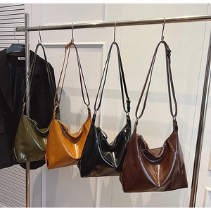 Détail de grands sacs fourre-tout en cuir en quatre couleurs rétro avec bandoulières