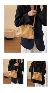Détails du sac seau en cuir caramel avec cordon de serrage et décorations nouées sur le côté