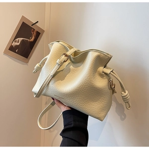 Détail du sac seau en cuir PU à texture litchi avec cordon et boucle métallique