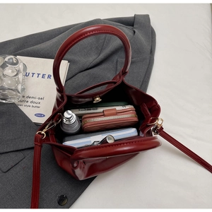 Vue intérieure d'un sac cabas bordeaux montrant sa grande capacité de rangement