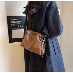Sac bandoulière marron en cuir grainé avec détails de plis coulissants et boucles dorées