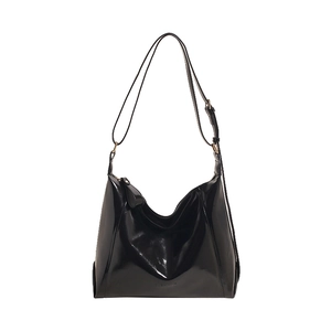 Sac hobo minimaliste en cuir verni noir avec bandoulière réglable et fini brillant