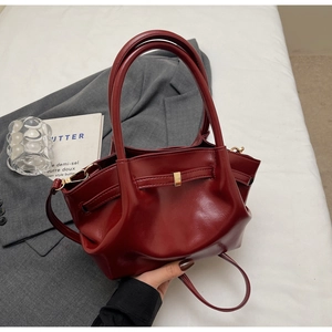 Détail du sac cabas en cuir PU rouge avec boucle métallique et finition brillante
