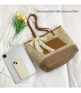 Comparaison de taille du sac de plage tressé avec iPad et smartphone sur tissu