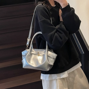 Détail du sac cabas argenté métallisé avec texture brillante et boucle élégante