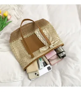 Vue intérieure montrant la grande capacité du sac fourre-tout tissé avec nœud en dentelle