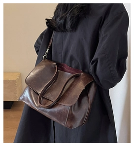 Detailansicht der Vintage-Tragetasche aus dunkelbraunem Leder mit Textur und Profil