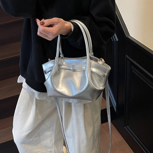 Détail du sac cabas métallisé argenté avec bandoulière réglable et boucle dorée claire