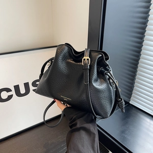 Sac seau à cordon noir avec texture litchi et bandoulière réglable pour femme