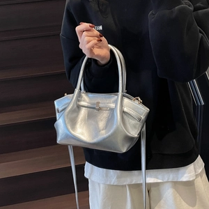 Détail du sac cabas plissé argenté métallisé avec doubles poignées et bandoulière