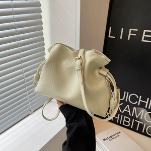 Sac seau chic vert crème à cordon avec texture litchi et bandoulière réglable
