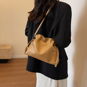 Sac seau en cuir jaune gingembre avec cordon de serrage et bandoulière à nœud décoratif