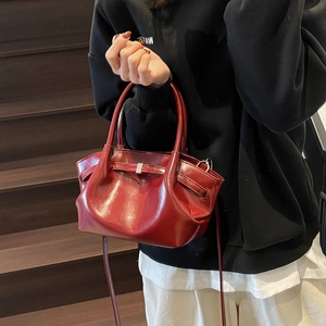 Détails du sac fourre-tout en cuir brillant brun-rouge avec design plissé et anses solides