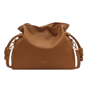 Sac bourse en cuir marron avec texture litchi, cordon et logo doré élégant