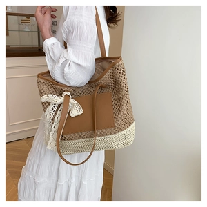 Détail du sac fourre-tout tissé main avec cuir marron et nœud en dentelle blanche