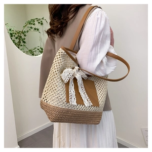 Détail d'un sac cabas tissé avec filet blanc, nœud en dentelle et poche en cuir brun