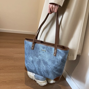 Grande borsa tote in denim alla moda con finiture in ecopelle marrone e design retrò
