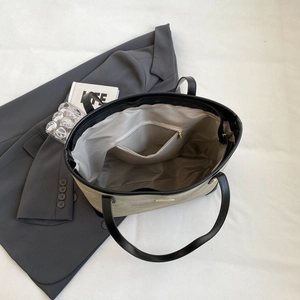 Grande borsa tote verde-grigio scamosciata con interno spazioso e fodera a spina di pesce