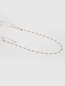 Détail de la chaîne à lunettes dorée avec cœurs et boucles en silicone réglables