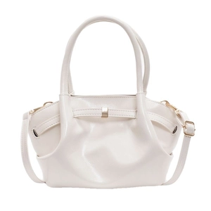 Sac à main plissé blanc crème élégant avec boucle métallique dorée et poignées