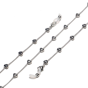Détail de la chaîne à lunettes argentée avec breloques cœurs et boucles silicone