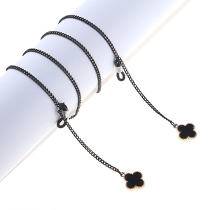 Chaîne de lunettes noire et dorée avec trèfle et boucles en caoutchouc sur support blanc