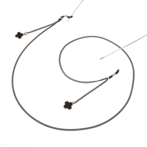 Chaîne à lunettes minimaliste en métal noir avec pendentifs trèfle pour lunettes de soleil