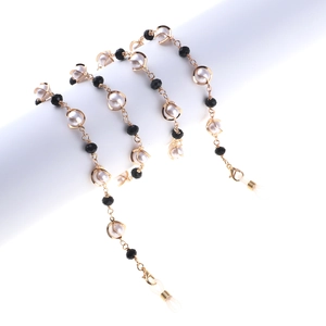 Elegante goldene Brillenkette mit Perlen, schwarzen Kristallen und Silikonschlaufen