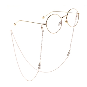 Lunettes dorées à monture métallique avec une longue chaîne décorative en perles blanches