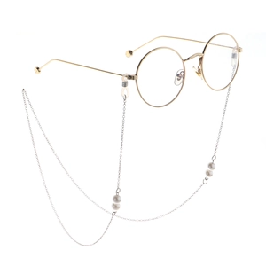 Chaîne de lunettes dorée avec perles blanches et embouts réglables en silicone