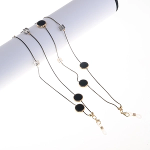 Details der schwarzen Kristall-Brillenkette mit goldenen Karabinern und Schlaufen