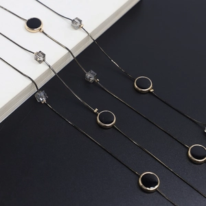 Zweireihige schwarze Kristall-Brillenkette und Pulloverkette mit runden Goldanhängern