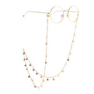 Chaîne de lunettes dorée avec étoiles et lunettes rondes rétro sur fond blanc