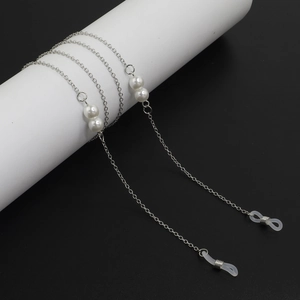 Détail d'une chaîne de lunettes en métal argenté avec perles et boucles silicone