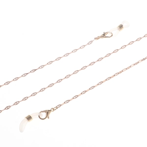 Détail d'une chaîne de lunettes en métal or rose avec fermoirs homard et boucles silicone
