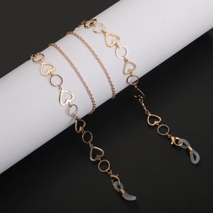 Chaîne dorée avec maillons en forme de cœur pour lunettes et masques sur support blanc