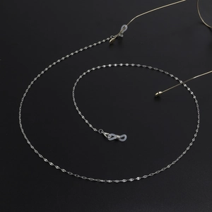 Vue détaillée de la chaîne à lunettes en métal argenté avec boucle en silicone réglable