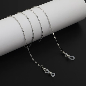 Chaîne de lunettes élégante en métal argenté avec boucles silicone sur fond noir