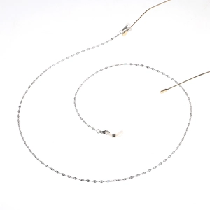Détail de la chaîne à lunettes en métal argenté avec boucles en silicone réglables