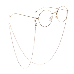 Lunettes rondes rétro en métal doré avec chaîne de lunettes antidérapante sur fond blanc