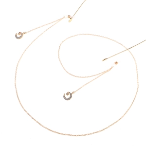 Goldene Brillenkette mit Stern- und Mondanhängern, besetzt mit glitzernden Kristallen