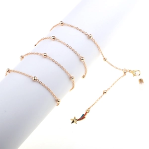 Goldene Brillenkette mit Perlen und bunten Emaille-Sternen und Silikon-Halterungen