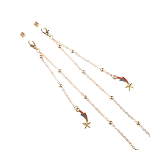 Goldene Brillenkette mit bunten Emaille-Sternen und dekorativen Metallperlen
