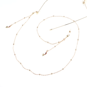 Goldene Brillenkette mit winzigen Perlen und bunten Sternanhängern an minimalistischen Gliedern