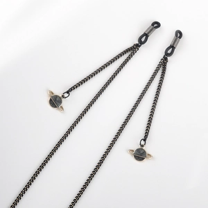 Chaîne de lunettes minimaliste en métal noir avec pendentifs Saturne et boucles
